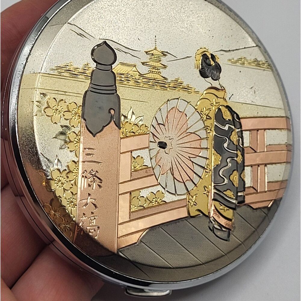 BEAUTIFUL OLDER VTG JAPANESE MAKEUP COMPACT W/GEISHA RIVERBANK DOCK ISLAND SCENE
